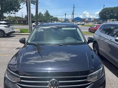Used 2023 Volkswagen Tiguan SE w/ Panoramic Sunroof Package FWD image 1