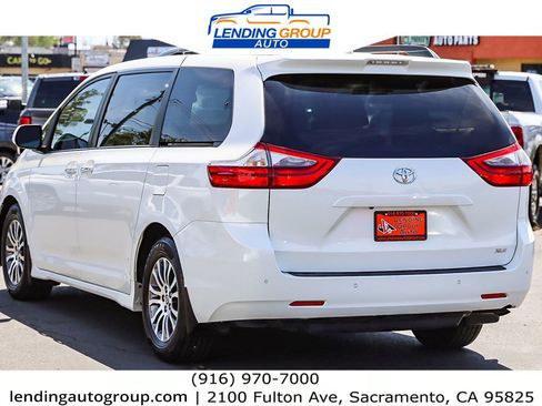 Used 2020 Toyota Sienna XLE Premium image 2