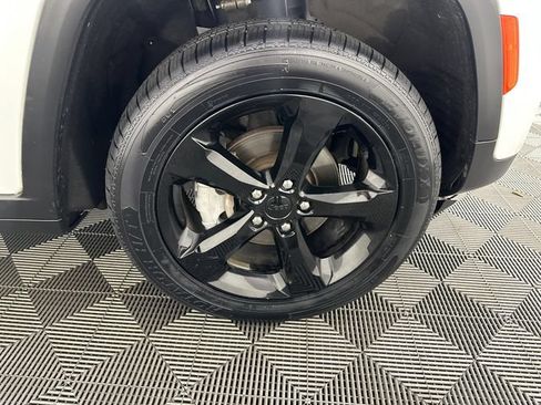 Certified 2023 Jeep Grand Cherokee Limited w/ Black Appearance Package AWD/4WD image 36