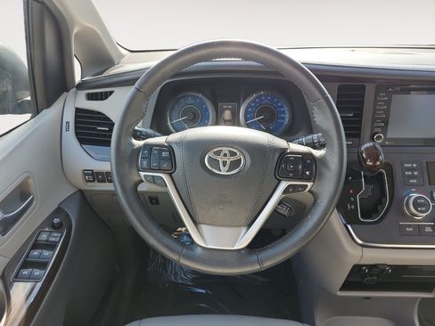 Used 2018 Toyota Sienna XLE w/ XLE Navigation Package AWD/4WD image 12