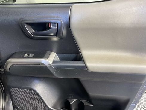 Used 2018 Toyota Tacoma SR5 AWD/4WD image 24