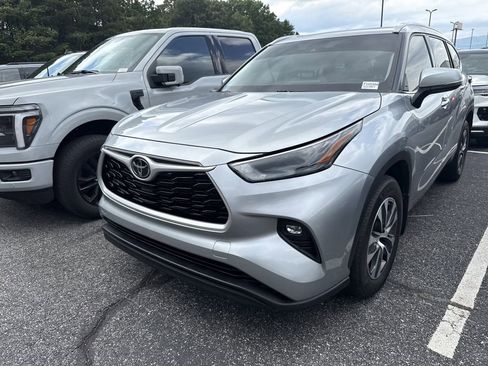 Used 2022 Toyota Highlander XLE AWD/4WD image 7