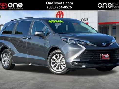 Used 2025 Toyota Sienna XLE image 1