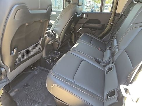 Used 2025 Jeep Gladiator Sport image 11