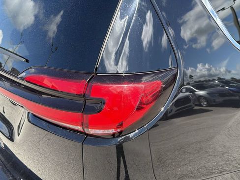 Used 2024 Chrysler Pacifica Touring-L FWD image 9