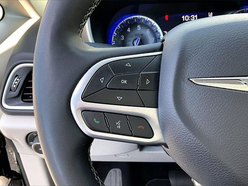 Certified 2024 Chrysler Pacifica Touring-L image 29