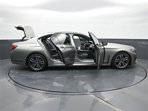 Used 2022 BMW 750i xDrive w/ Autobahn Package image 34