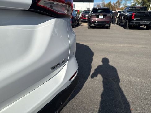 Used 2024 Chevrolet Equinox LT image 32