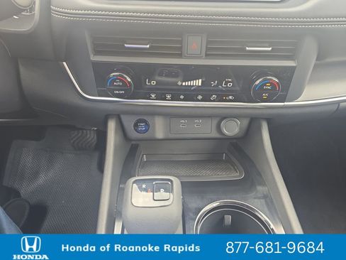 Used 2024 Nissan Rogue SV AWD/4WD image 15