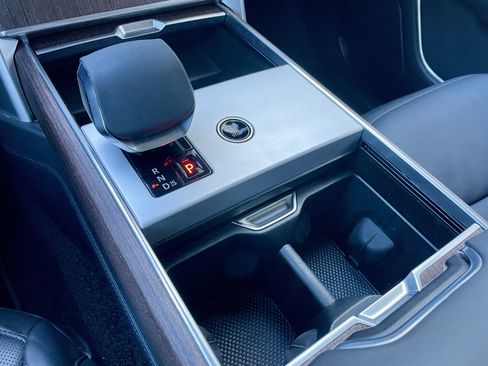 Used 2025 Land Rover Range Rover Long Wheelbase SE image 20