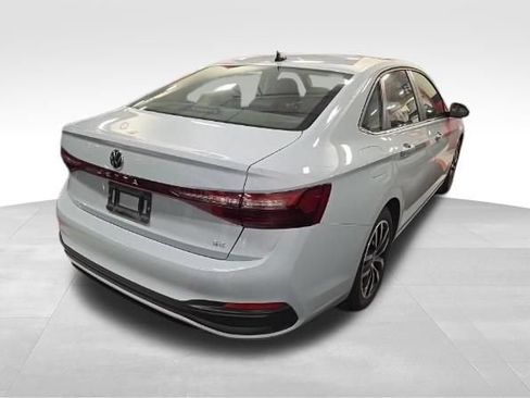 Used 2025 Volkswagen Jetta SE FWD image 4
