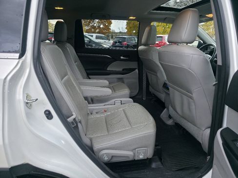 Used 2017 Toyota Highlander Limited image 22