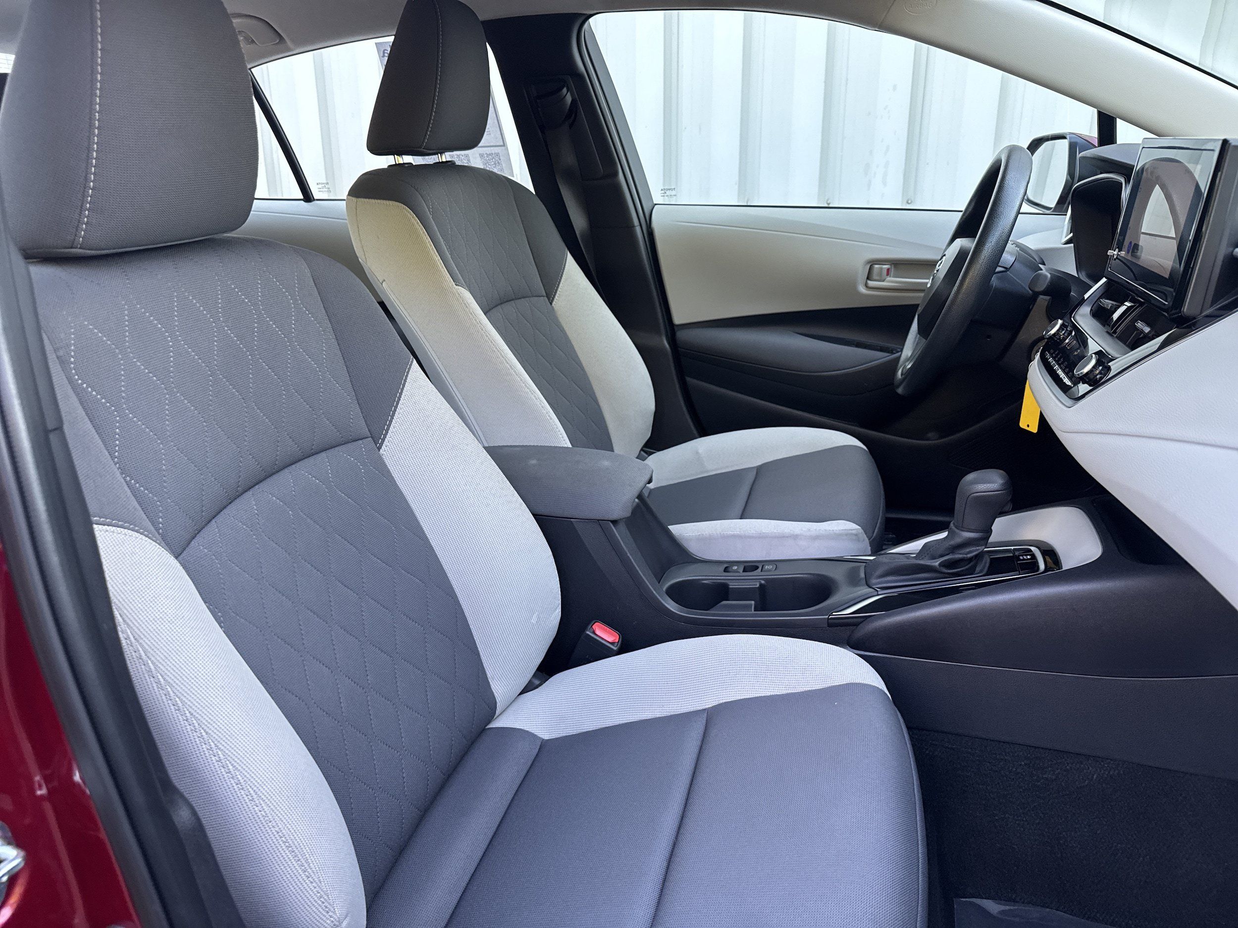 Used 2025 Toyota Corolla LE FWD image 11
