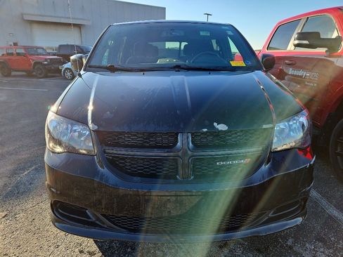 Used 2017 Dodge Grand Caravan SE image 2