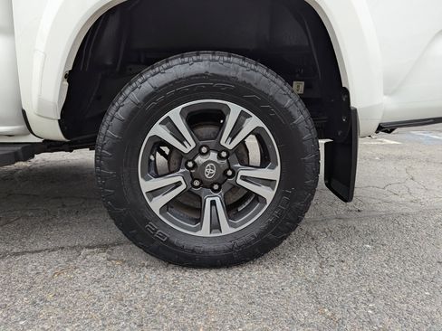 Used 2017 Toyota Tacoma TRD Sport w/ Tow Package (A/T) image 49