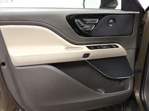 Used 2022 Lincoln Aviator Reserve w/ Elements Package Plus image 11