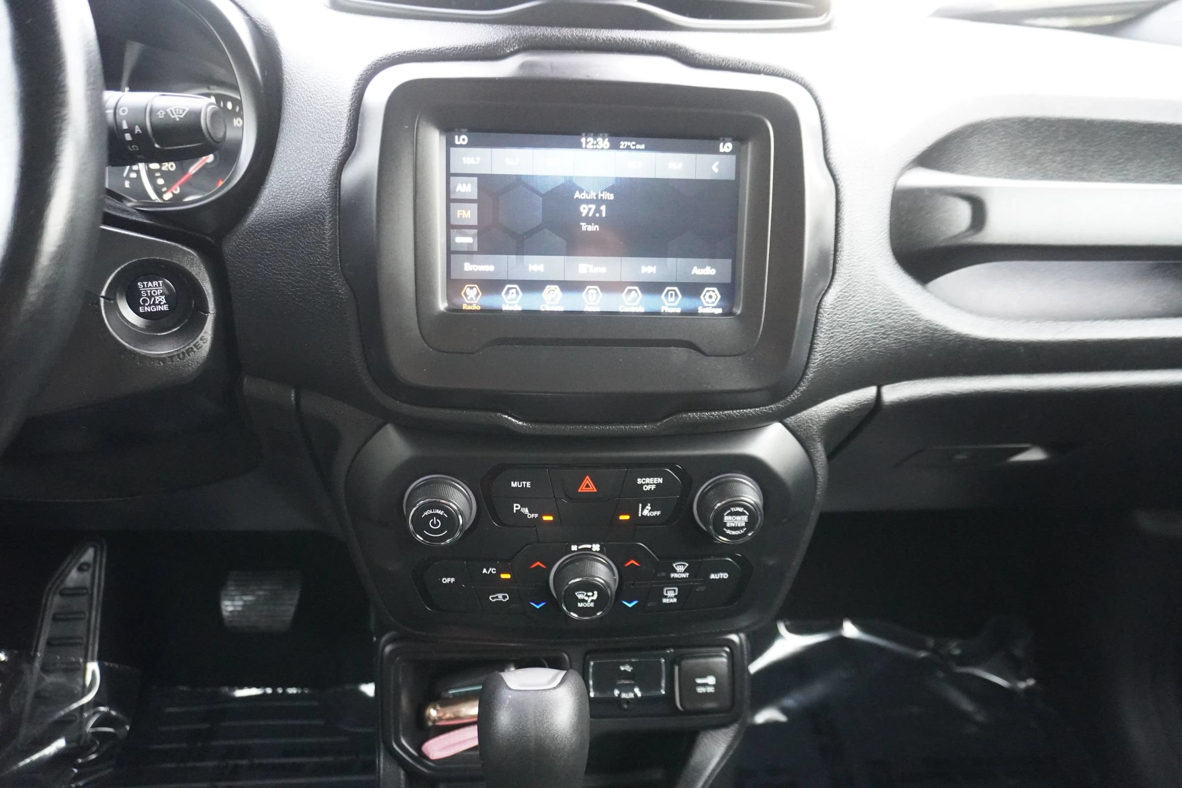 Used 2018 Jeep Renegade Latitude w/ Advanced Technology Group FWD image 15