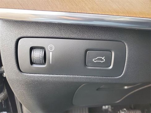 Used 2021 Volvo XC90 T6 Momentum w/ Climate Package image 18