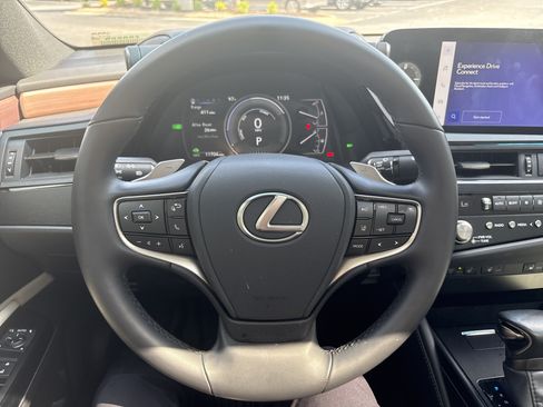 Used 2025 Lexus ES 300h w/ Premium Package FWD image 18