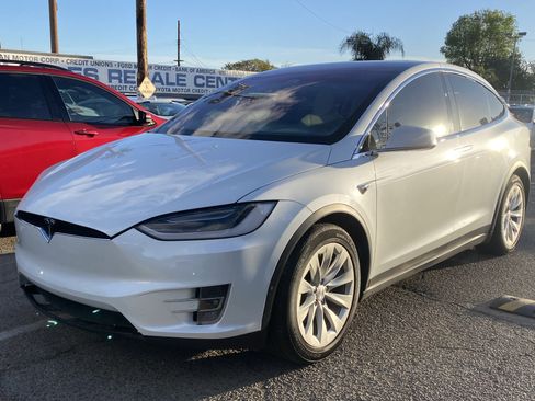 Used 2018 Tesla Model X 75D image 3