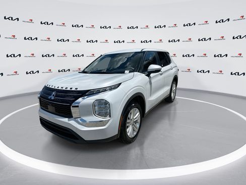 Used 2023 Mitsubishi Outlander ES FWD image 4