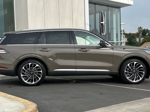 New 2026 Lincoln Aviator Reserve w/ Luxury Package image 2