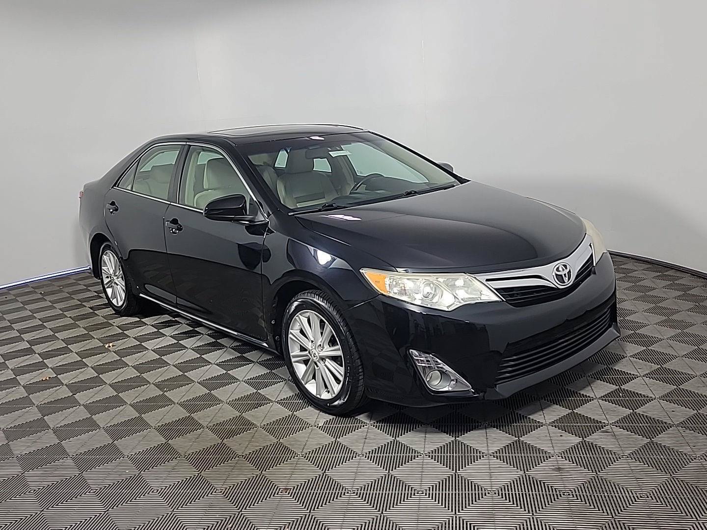 Used 2012 Toyota Camry XLE w/ Leather Pkg FWD image 1