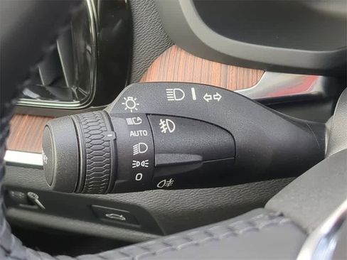 Used 2019 Volvo S60 T6 Momentum w/ Premium Package image 25