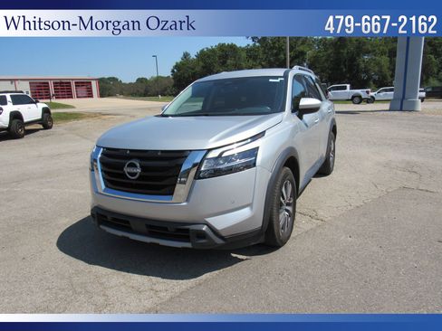 Used 2023 Nissan Pathfinder SL image 2