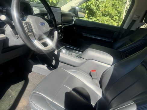 Used 2023 Ford Expedition XLT image 21