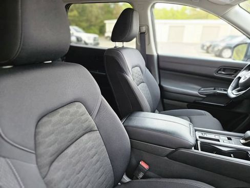 Used 2025 Nissan Pathfinder SV FWD image 14