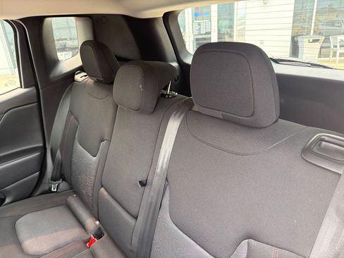 Used 2019 Jeep Renegade Trailhawk AWD/4WD image 18