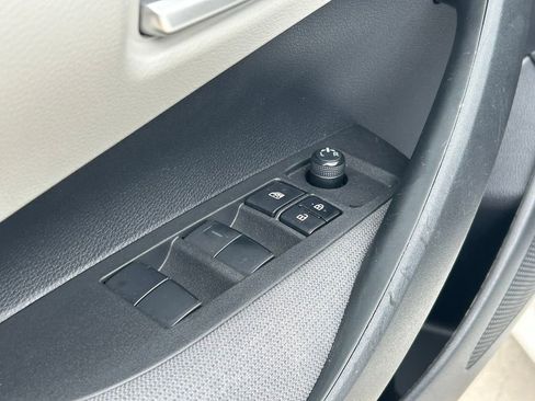 Used 2021 Toyota Corolla LE FWD image 12