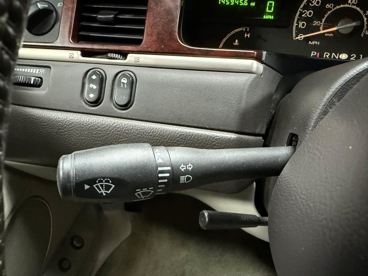 Used 2003 Lincoln Town Car Executive RWD image 16