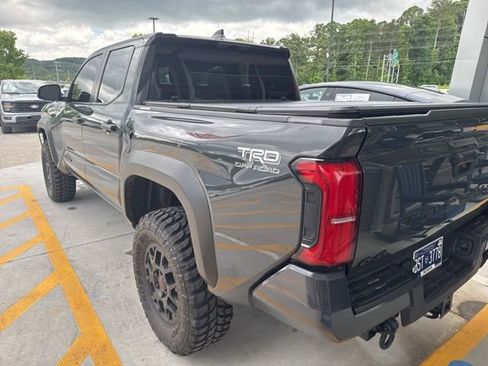 Used 2025 Toyota Tacoma SR5 AWD/4WD image 12