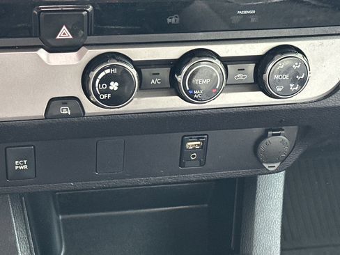 Used 2017 Toyota Tacoma 2WD Access Cab image 14