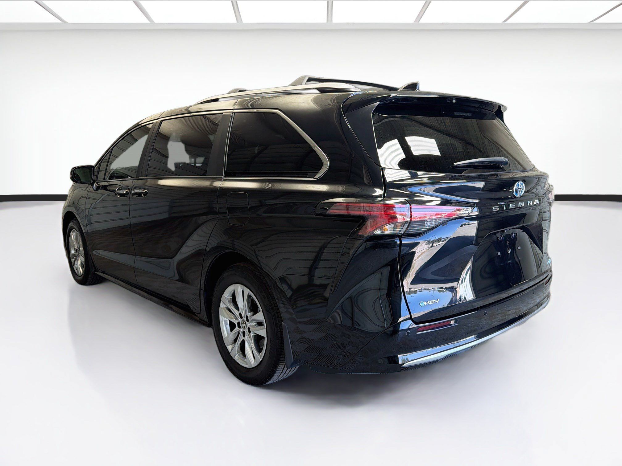 Used 2025 Toyota Sienna Limited FWD image 6