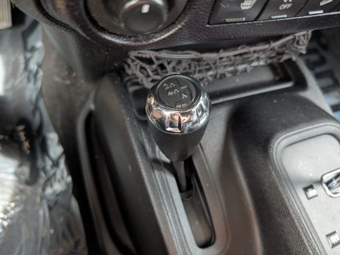 Used 2015 Jeep Wrangler Unlimited Sahara w/ Dual Top Group AWD/4WD image 29