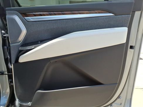 Used 2026 Cadillac Escalade ESV Platinum Sport w/ LPO, ONYX Package AWD/4WD image 12