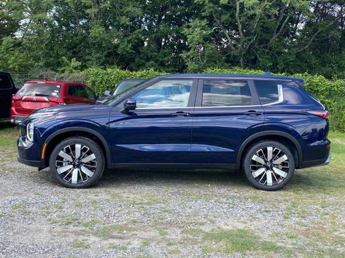 New 2025 Mitsubishi Outlander SE image 2