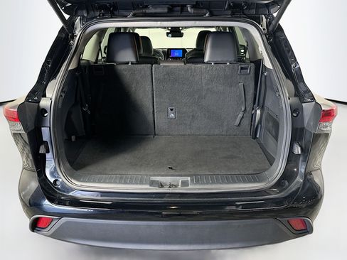 Used 2025 Toyota Highlander XLE FWD image 30