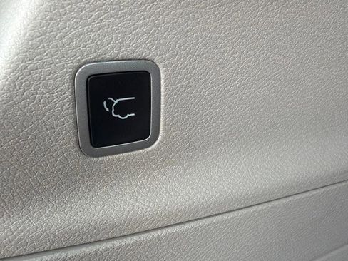 Used 2024 Chrysler Pacifica Touring-L FWD image 40