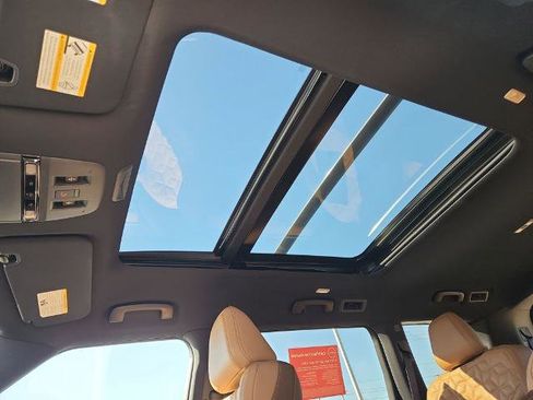 Certified 2025 Nissan Armada Platinum Reserve image 17