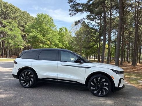 Used 2025 Lincoln Nautilus Reserve w/ Jet Appearance Package image 2