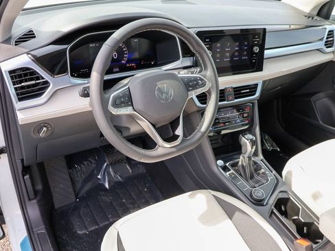 New 2025 Volkswagen Taos SE image 3