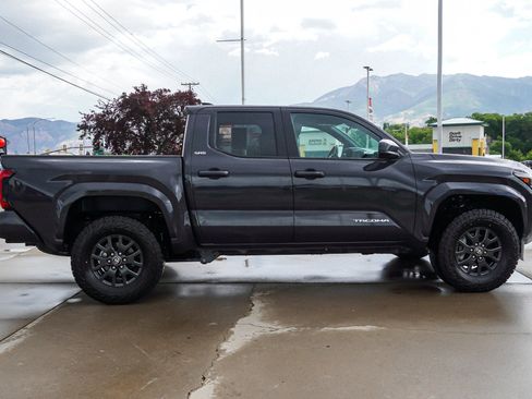 Certified 2025 Toyota Tacoma SR5 AWD/4WD image 9