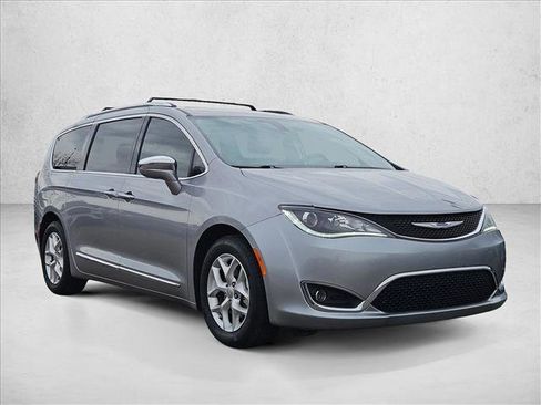 Used 2020 Chrysler Pacifica Limited image 3