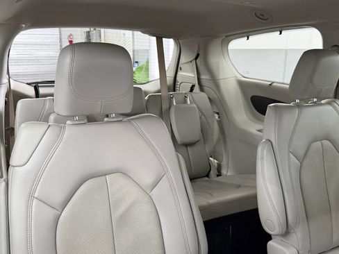Used 2021 Chrysler Pacifica Touring-L image 16