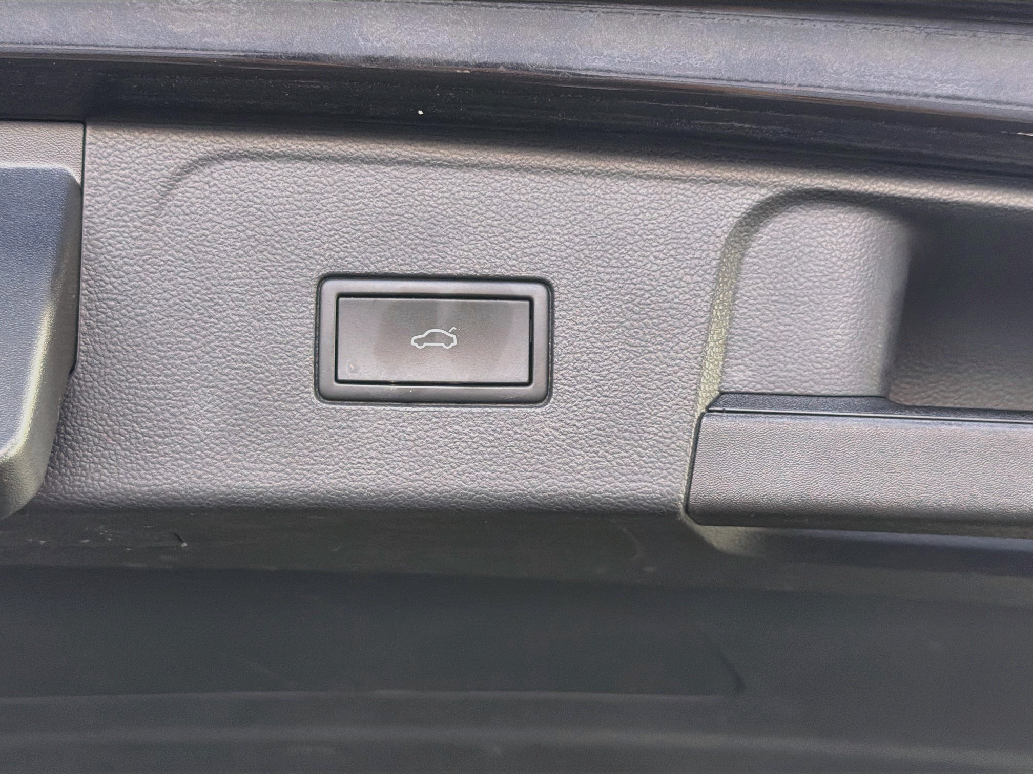 Used 2025 Volkswagen Atlas SE FWD image 32