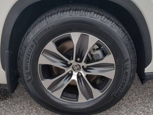 Used 2020 Toyota Highlander XLE AWD/4WD image 10